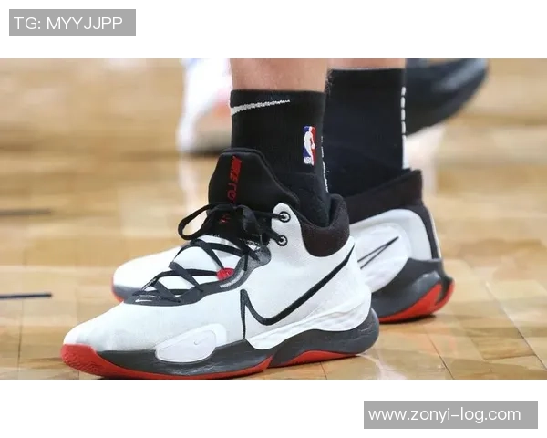 球星上脚高帮足球鞋引领潮流 时尚与性能完美融合